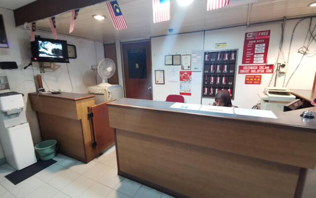 OYO 89817 Hotel Sura