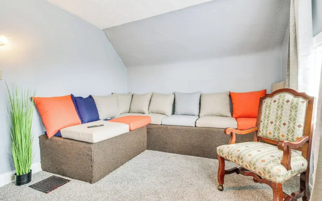 Pet-friendly Cincinnati Apt: 5 Mi to Downtown!