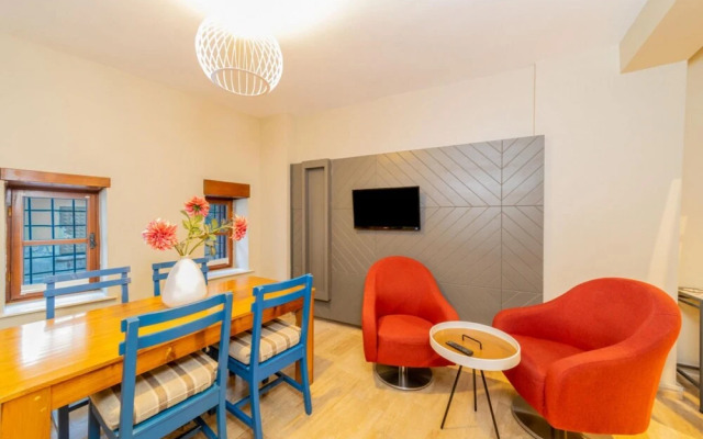 Mesmerizing Hotel Room Near Hadrian s Gate