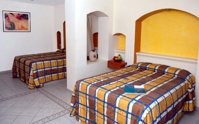 Del Real Hotel & Suites