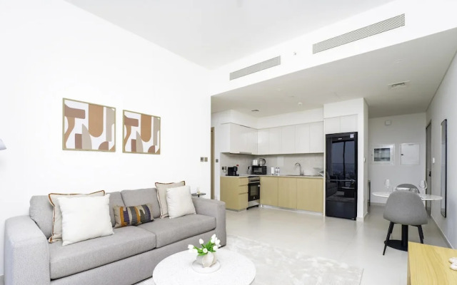 Sleek 1BR in Burj Royale with Canal View