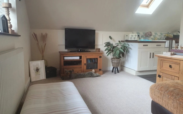 Cosy Village Apartment in Nottingham With Parking