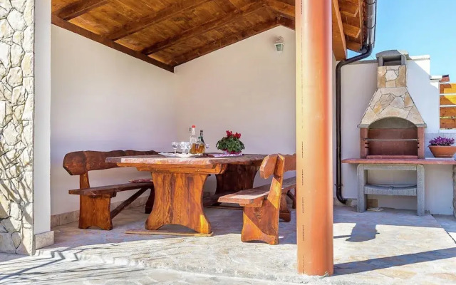 Apartment in Private House With Shared Pool