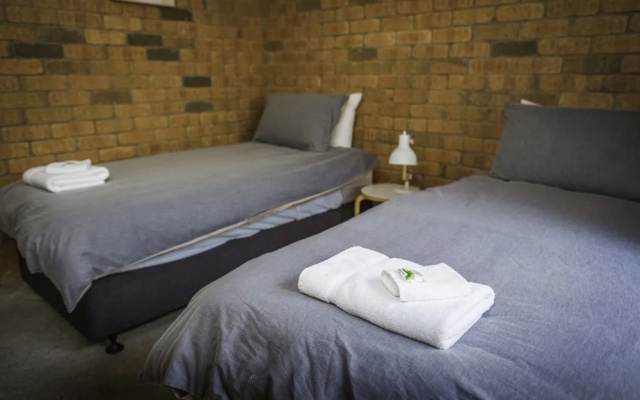 Monty's On Lumley Drive – Guest Rooms – Bright