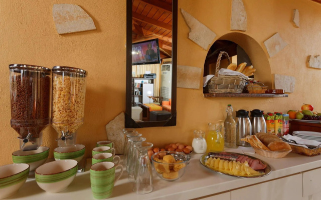 Danelis Studios and Apartments