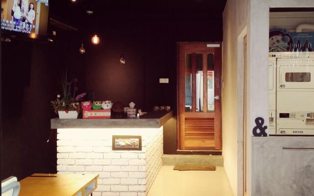 Monkey Motel & Café