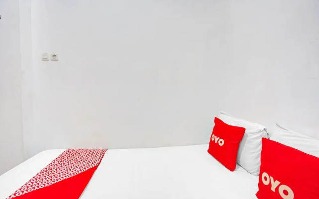 OYO 90790 Royale Nias