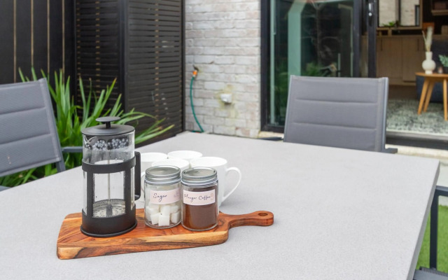 Art Deco 2 bed by Latimer Square