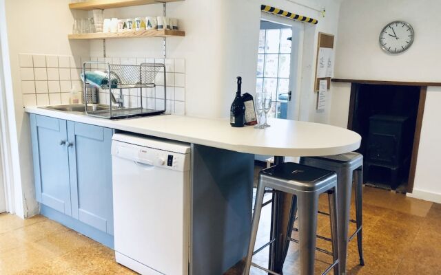 Danny Lodge | By Huluki Sussex Stays