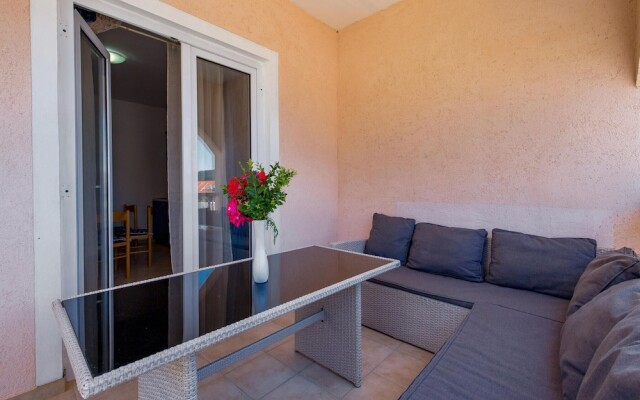 Beautiful Apartment in Lopar With 3 Bedrooms and Wifi