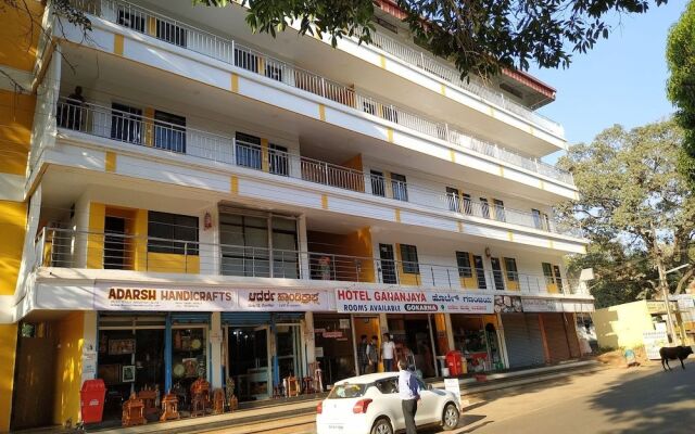 Iroomz Hotel Gananjaya - Hostel