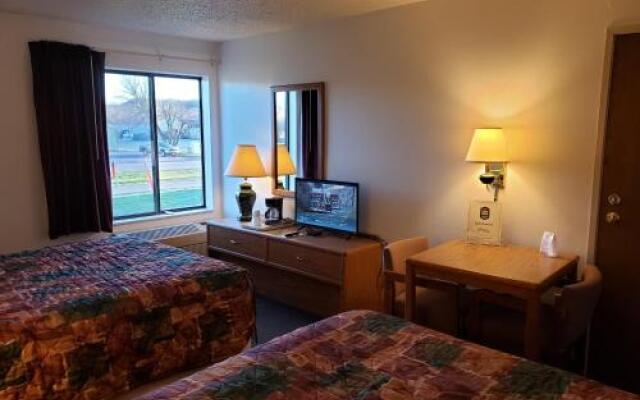 The Center Lodge and Jacuzzi Suites