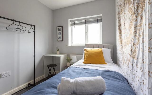 Large 5-bed House in Leeds/ Fits 10/free Parking/