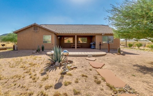 Gorgeous Vistas @ Casa Grande. RV parking, Horse Property, near Hiking Trails. by RedAwning