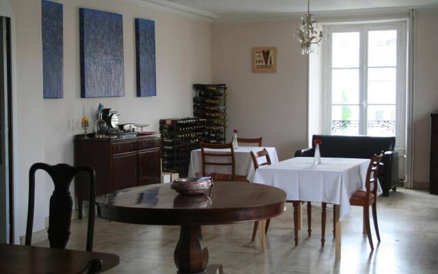 Le Voltaire Chambres et Table d'Hotes