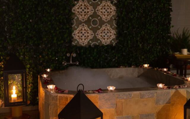 Quindeloma Art Hotel And Gallery