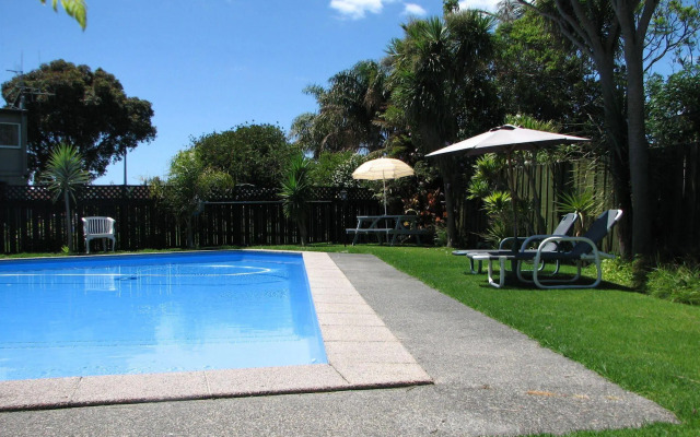 Cobblestone Court Motel – Wenzel Motels