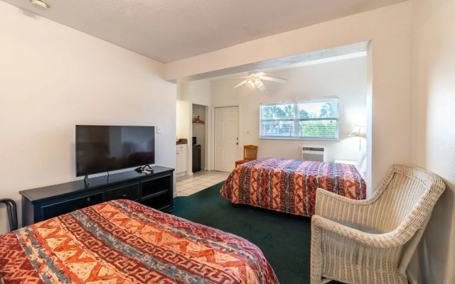 Captain's Table Hotel