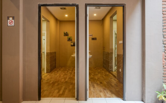 RedDoorz Hostel near Malang Train Station 3