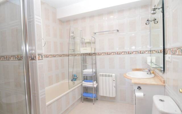 Large Villa With Private Pool and Five Bedrooms in Benijofar