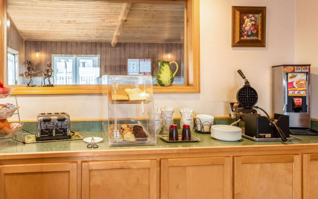 Econo Lodge Inn & Suites Madras