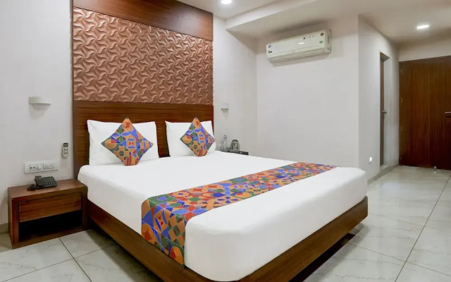 Hotel Simran Raghuveer Para by OYO Rooms