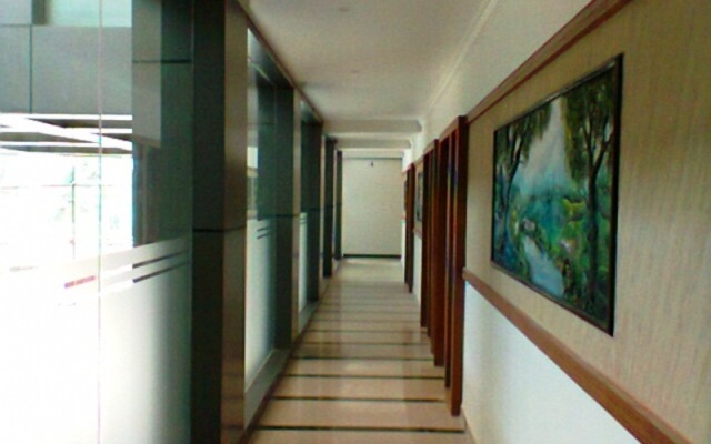 Holiday Hill Hotel & Suites