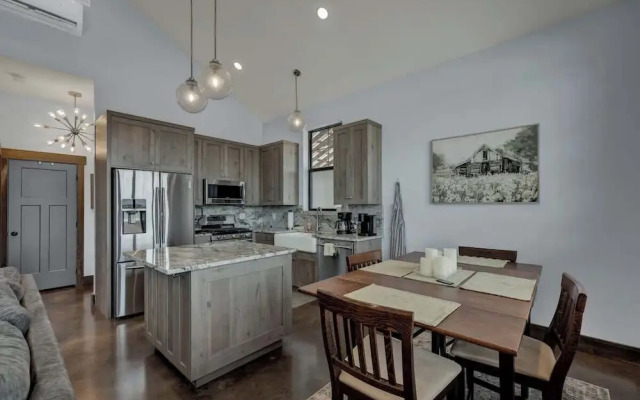 West End Nest With Hot Tub!