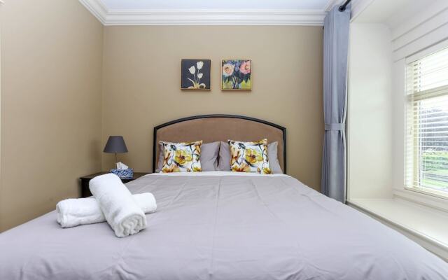 Grand 4 Bedroom Vacation House near Vancouver Downtown