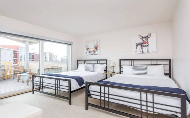 Upscale 3BR Penthouse by CozySuites