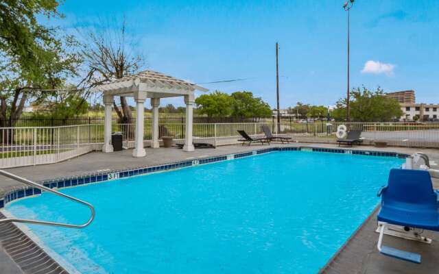 Motel 6 Dallas, TX - Market Center