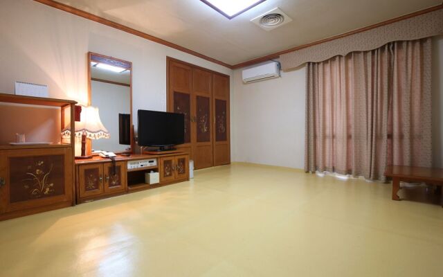 Lake Hills Songnisan Hotel
