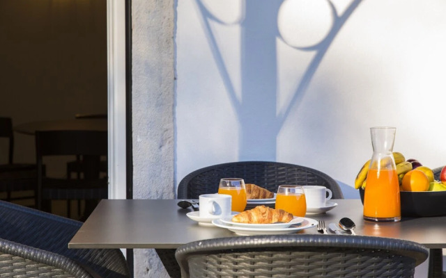 JOIVY Stunning 2BR Apt w/garden, by the Avenida subway & Botanical Garden of Lisbon