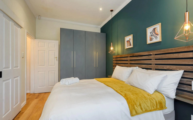 Hampton Collection - Charming 5 Sleeper Apartment with Pool