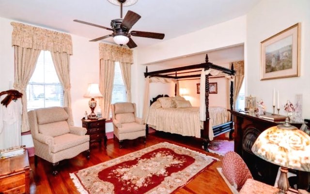 Colonial Beach Plaza Bed & Breakfast