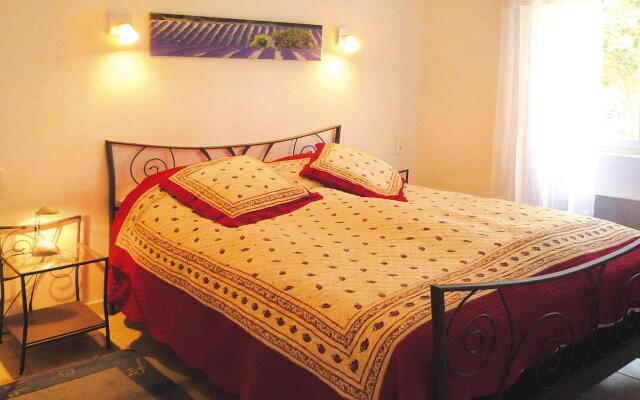 Apartment in Caderousse With Pool