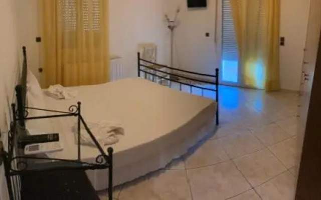 Mavros Molos Beach Rooms