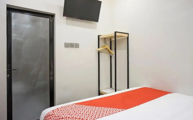 OYO 92956 Travelbiz Hotel