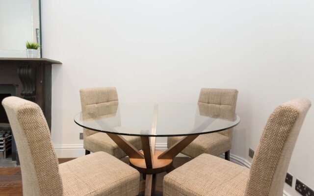 2 Bdr Queens Gardens by the Residences