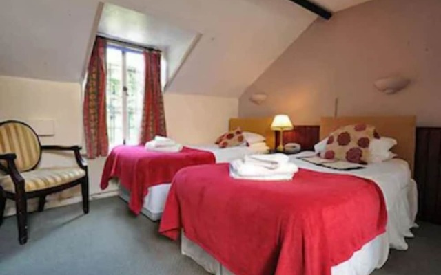 Crown & Cushion Hotel