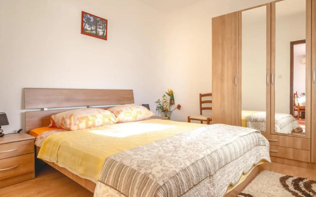 Apartments and rooms with WiFi Njivice, Krk - 5362