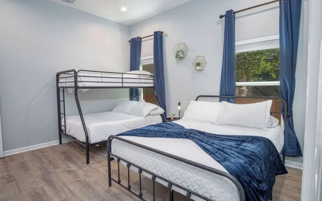 Inviting 4br/2ba Near Downtown & Riverwalk