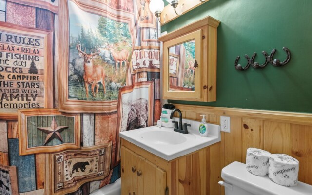 The Hideaway - Enchanting Custom Log-style Home Nestled High In The Pines! Great Room Features! 2 Bedroom Cabin