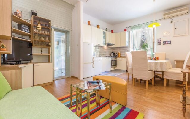 Nice Home in Makarska With Wifi and 2 Bedrooms