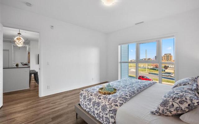 Stylish 3Br + Study Condo - Oakville
