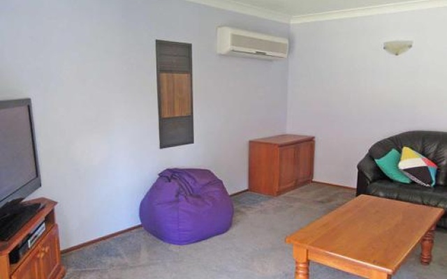 Catalina', 7 Catalina Close - Air Conditioned Large Home With Boat Parking – Guest Rooms – Nelson Bay