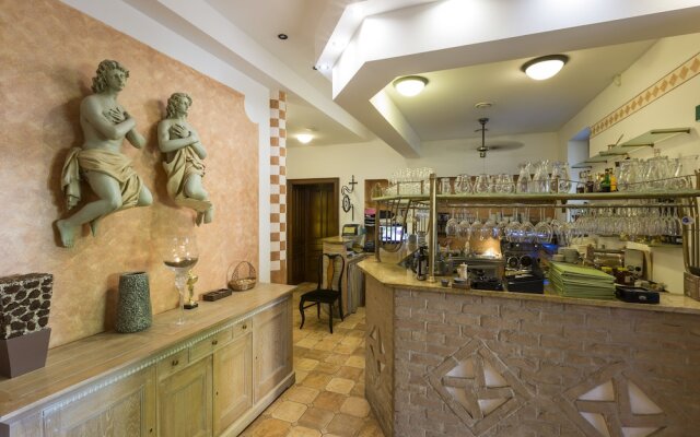 Villa Rosa Restaurant & Pension