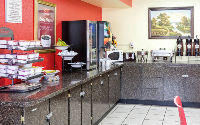 Econo Lodge Inn & Suites