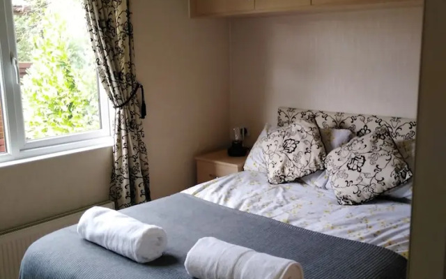 Charming 3-bed Lodge in Malton With hot tub