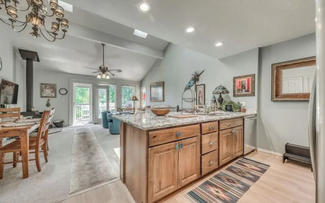 Cloudcroft Townhome on Golf Course w/ Deck!